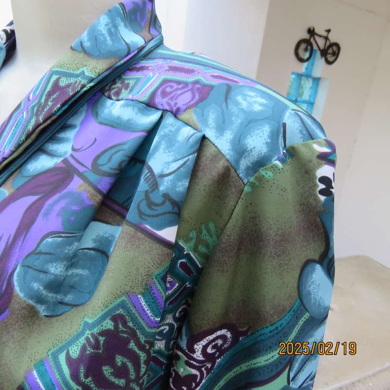 FASHIONETTE striking long sleeve top size 42. In medley of greens-purple. Lapel collar. New cond.