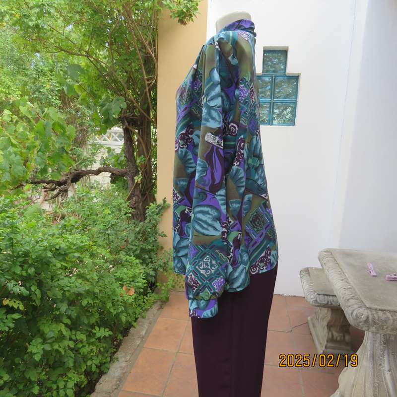 FASHIONETTE striking long sleeve top size 42. In medley of greens-purple. Lapel collar. New cond.