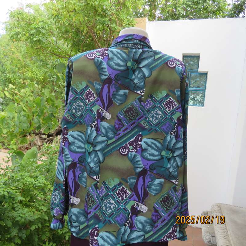 FASHIONETTE striking long sleeve top size 42. In medley of greens-purple. Lapel collar. New cond.