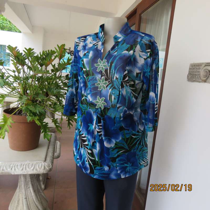 Pretty slip over poly-nylon stretch blue-green floral top. Elbow sleeves. Stand up collar. Size 40.