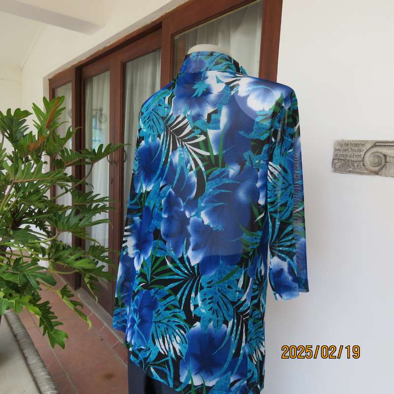 Pretty slip over poly-nylon stretch blue-green floral top. Elbow sleeves. Stand up collar. Size 40.