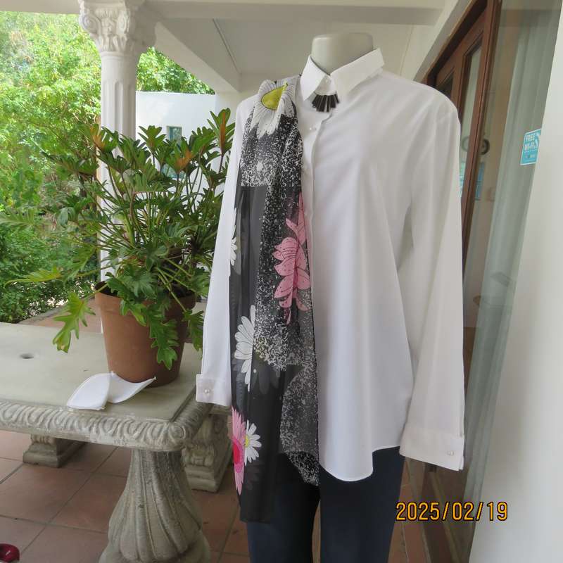 Charming sheer polyester scarf in black-white with bold pink + white daisies. Size 150cm x 48cm. New