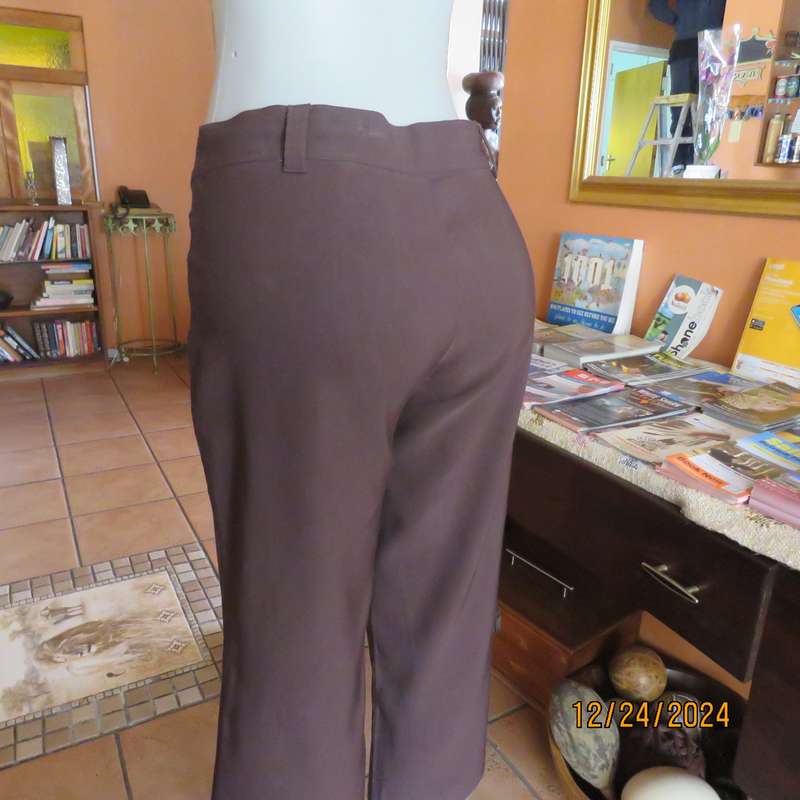Versatile choc brown stretch polyester cropped pants size 38 by MASSUMI. Dummy pockets.As new.