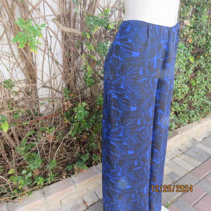 Cool summer bandless wide legged black/royal blue leaf pattern pants. Size 37. Side zop.Brand new co