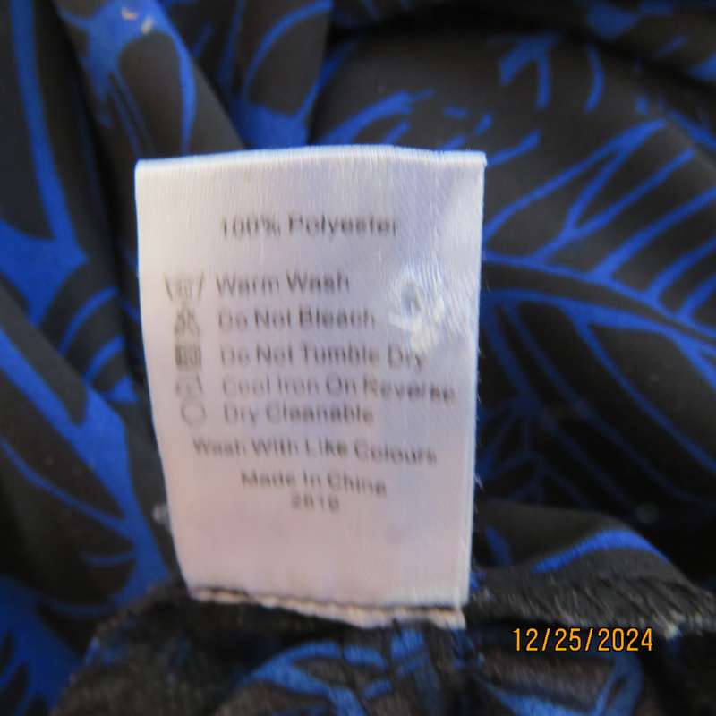 Cool summer bandless wide legged black/royal blue leaf pattern pants. Size 37. Side zop.Brand new co