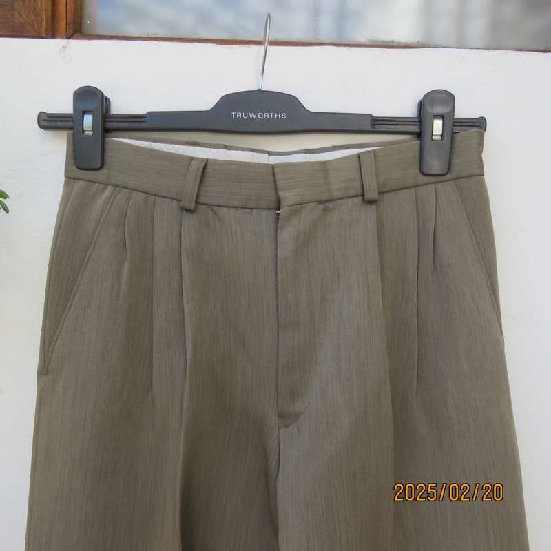 Men's SIGNATURE dark beige polyester pants size 29. Pleated front. Side pockets-one back. Very good