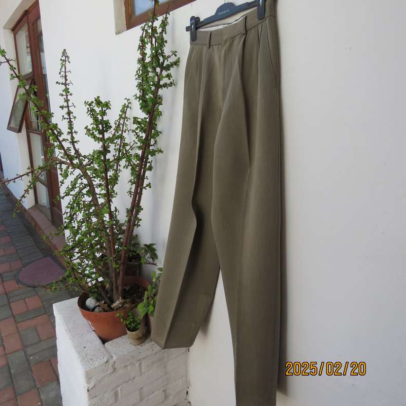 Men's SIGNATURE dark beige polyester pants size 29. Pleated front. Side pockets-one back. Very good