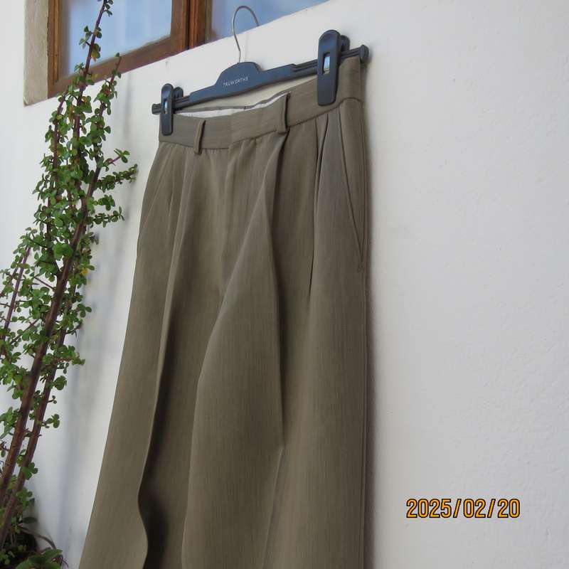 Men's SIGNATURE dark beige polyester pants size 29. Pleated front. Side pockets-one back. Very good