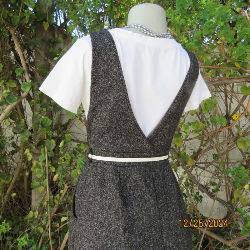 Winter calf length pantsuit in woolen/poly salt/pepper colour fabric. Size 34 by AIMEE.Partly lined.
