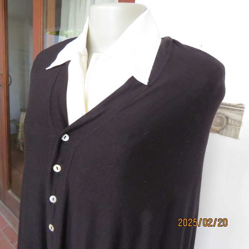 Black throw closing with buttons on front. V neck. Viscose-cotton blend. Size 34-38. As new cond