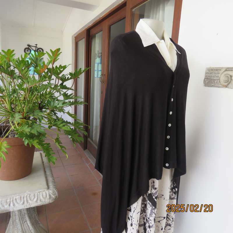 Black throw closing with buttons on front. V neck. Viscose-cotton blend. Size 34-38. As new cond
