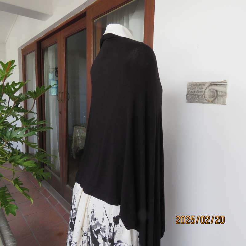 Black throw closing with buttons on front. V neck. Viscose-cotton blend. Size 34-38. As new cond