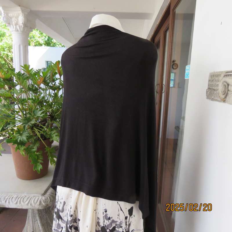 Black throw closing with buttons on front. V neck. Viscose-cotton blend. Size 34-38. As new cond