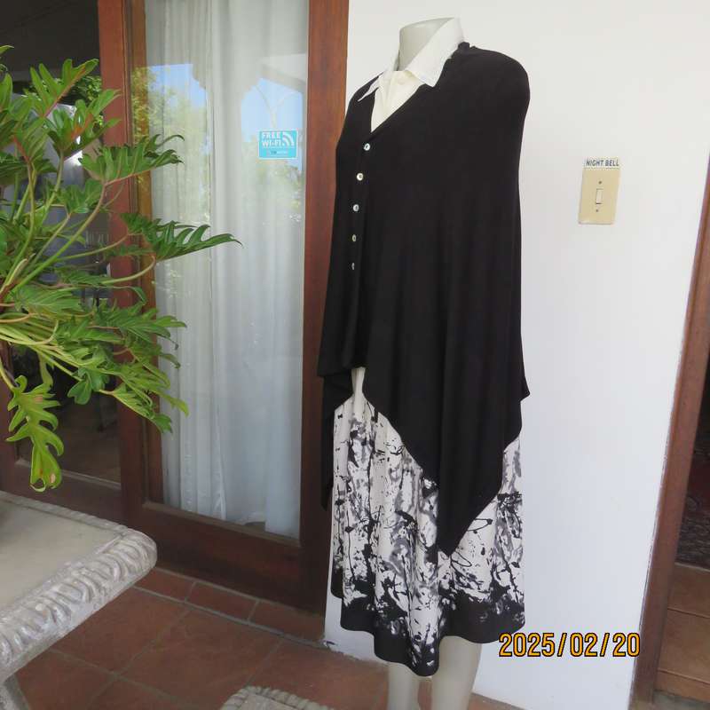 Black throw closing with buttons on front. V neck. Viscose-cotton blend. Size 34-38. As new cond