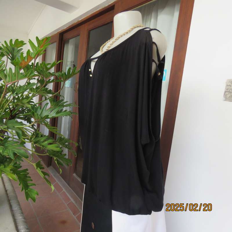 Fabulous GRATITUTE naked shoulder with 3 studded bands black top. Peephole on front. As new cond.