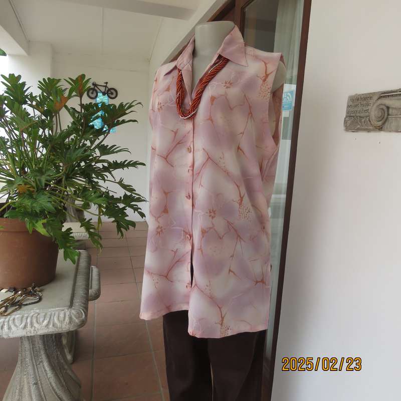 LOLLA'S cool sleeveless polyester button down top. Open collar. Size 40. In pinks with graphic print