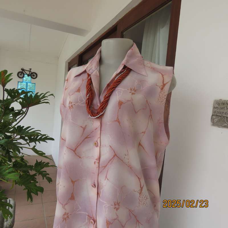 LOLLA'S cool sleeveless polyester button down top. Open collar. Size 40. In pinks with graphic print