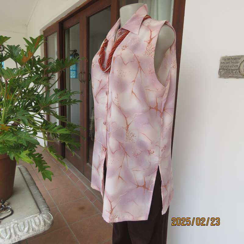LOLLA'S cool sleeveless polyester button down top. Open collar. Size 40. In pinks with graphic print