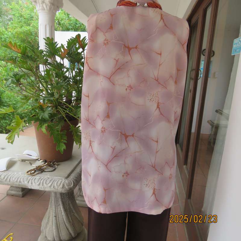 LOLLA'S cool sleeveless polyester button down top. Open collar. Size 40. In pinks with graphic print