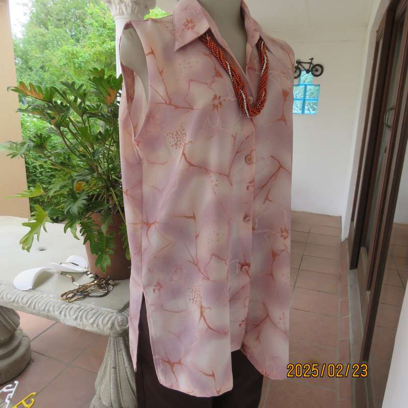 LOLLA'S cool sleeveless polyester button down top. Open collar. Size 40. In pinks with graphic print