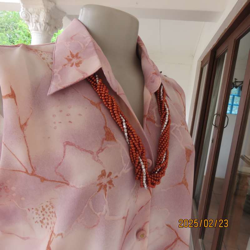 LOLLA'S cool sleeveless polyester button down top. Open collar. Size 40. In pinks with graphic print