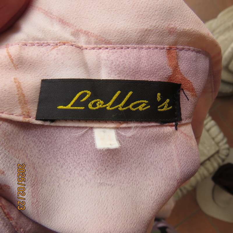LOLLA'S cool sleeveless polyester button down top. Open collar. Size 40. In pinks with graphic print
