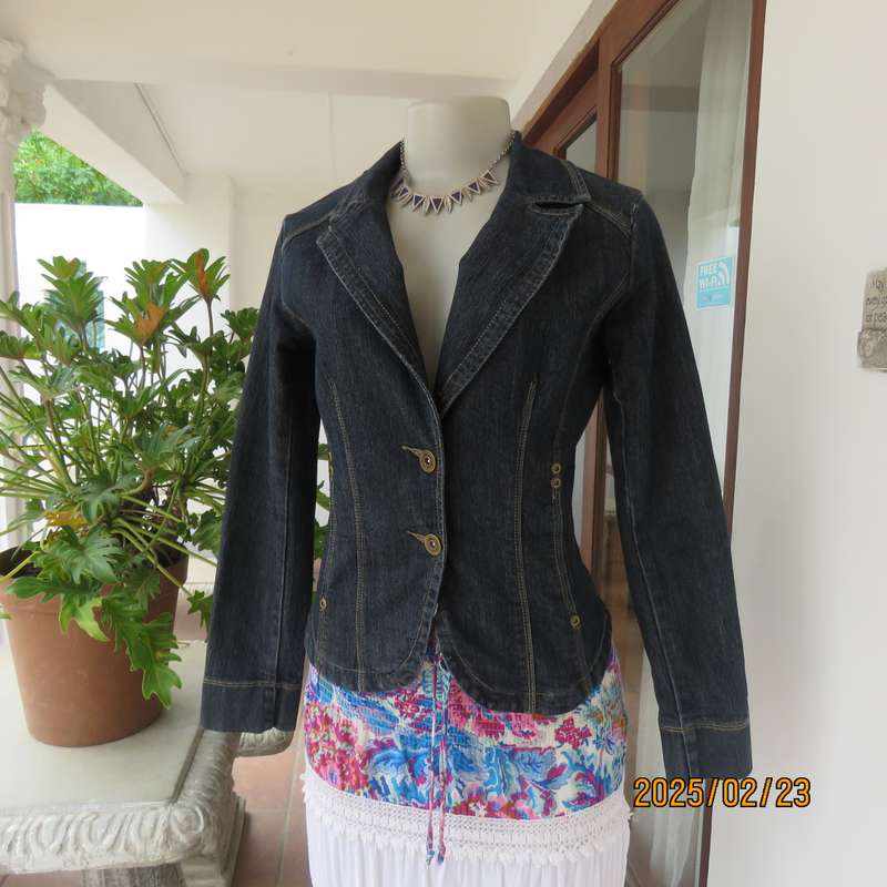 Beautiful tailored blue denim long sleeve jacket size 30. Polycotton stretch. Slit pockets.As new.