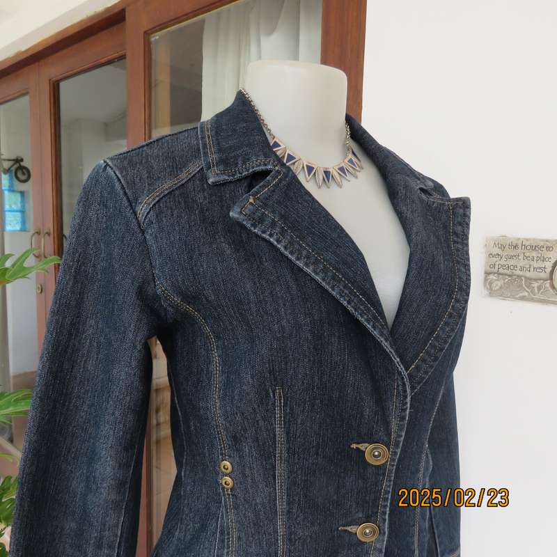 Beautiful tailored blue denim long sleeve jacket size 30. Polycotton stretch. Slit pockets.As new.