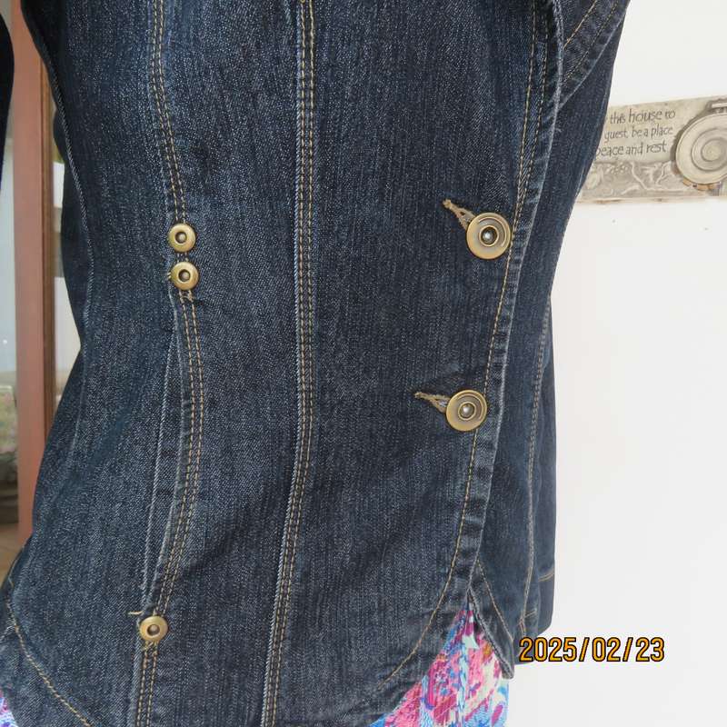 Beautiful tailored blue denim long sleeve jacket size 30. Polycotton stretch. Slit pockets.As new.