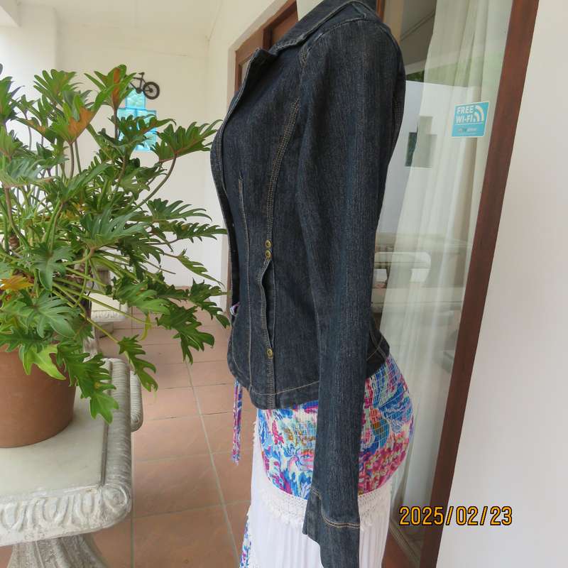 Beautiful tailored blue denim long sleeve jacket size 30. Polycotton stretch. Slit pockets.As new.