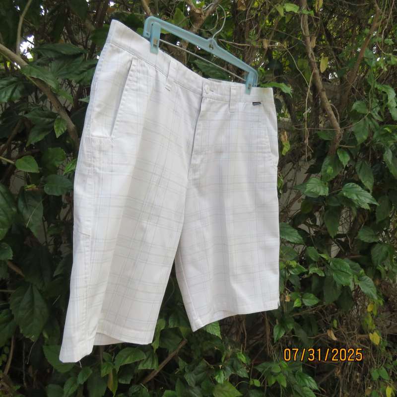 RED men's white size 36 shorts with grey-blue check. Pockets back-sides.