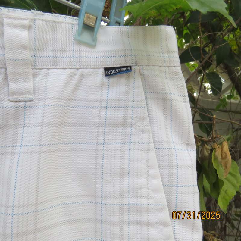 RED men's white size 36 shorts with grey-blue check. Pockets back-sides.