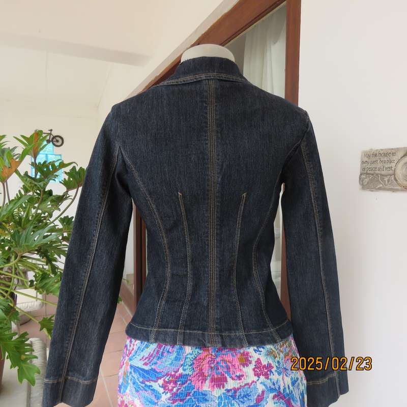Beautiful tailored blue denim long sleeve jacket size 30. Polycotton stretch. Slit pockets.As new.