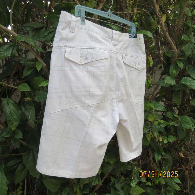 RED men's white size 36 shorts with grey-blue check. Pockets back-sides.
