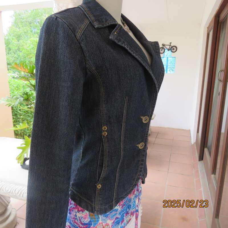 Beautiful tailored blue denim long sleeve jacket size 30. Polycotton stretch. Slit pockets.As new.