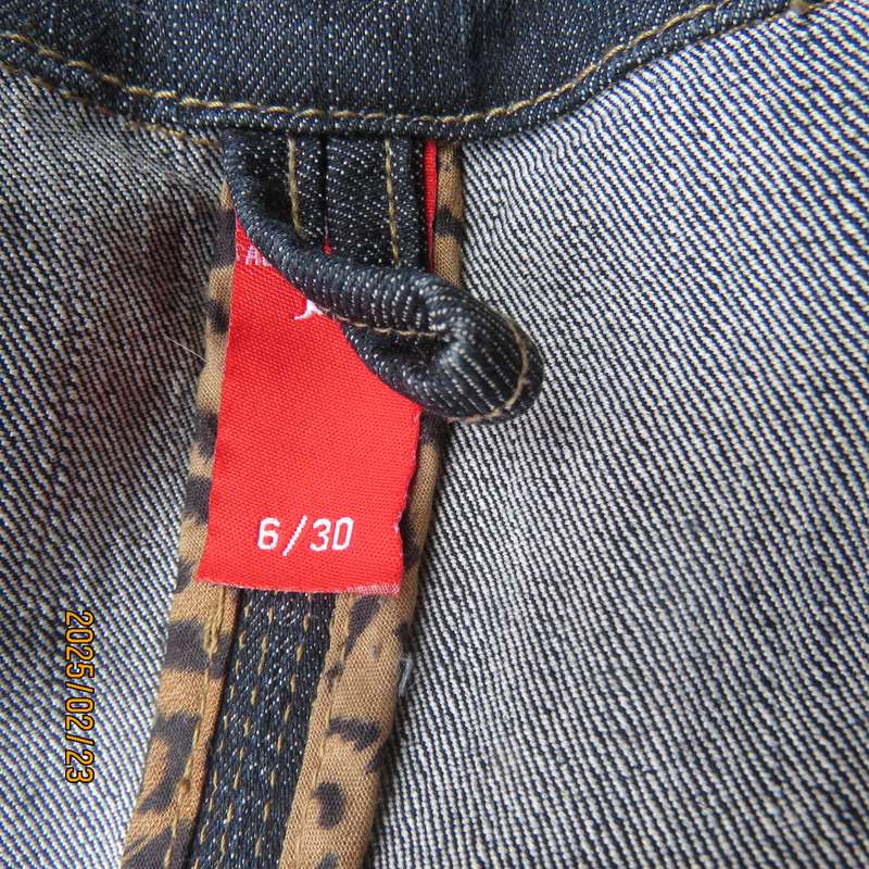 Beautiful tailored blue denim long sleeve jacket size 30. Polycotton stretch. Slit pockets.As new.