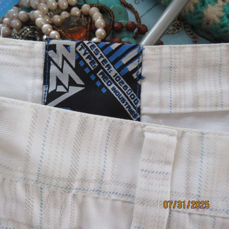 RED men's white size 36 shorts with grey-blue check. Pockets back-sides.