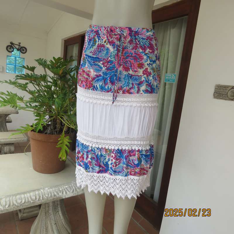 Charming tiered skirt with extra wide elasticated waist-hipline. Size 34. Bo-ho pink-blue patterned.