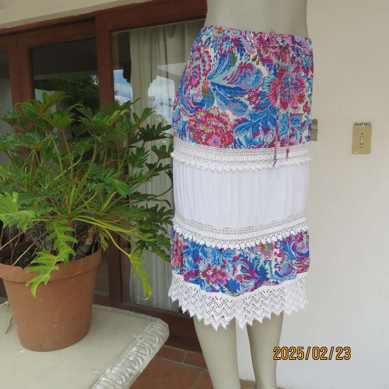 Charming tiered skirt with extra wide elasticated waist-hipline. Size 34. Bo-ho pink-blue patterned.