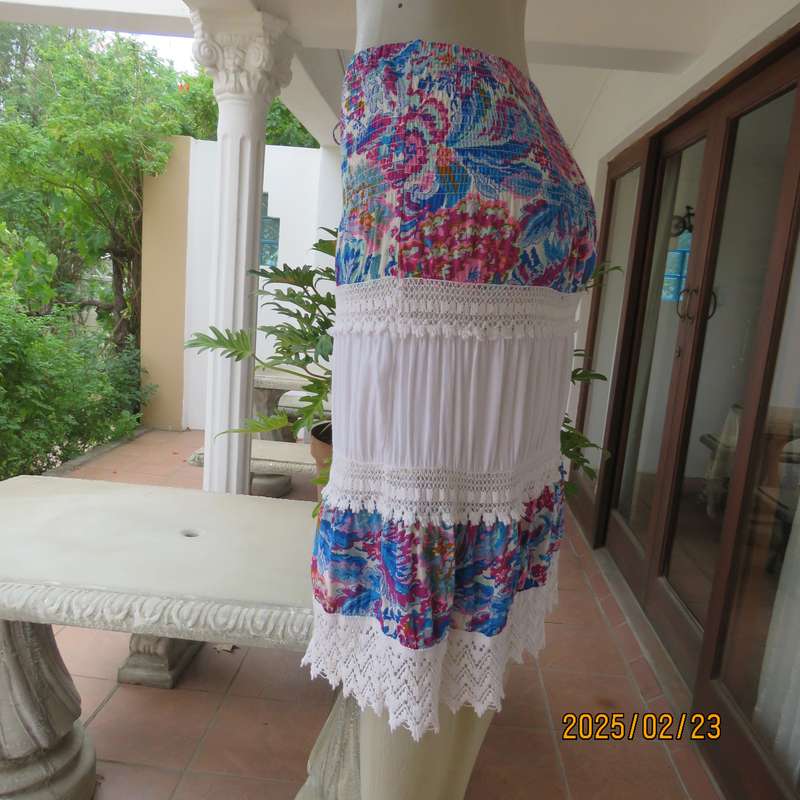 Charming tiered skirt with extra wide elasticated waist-hipline. Size 34. Bo-ho pink-blue patterned.