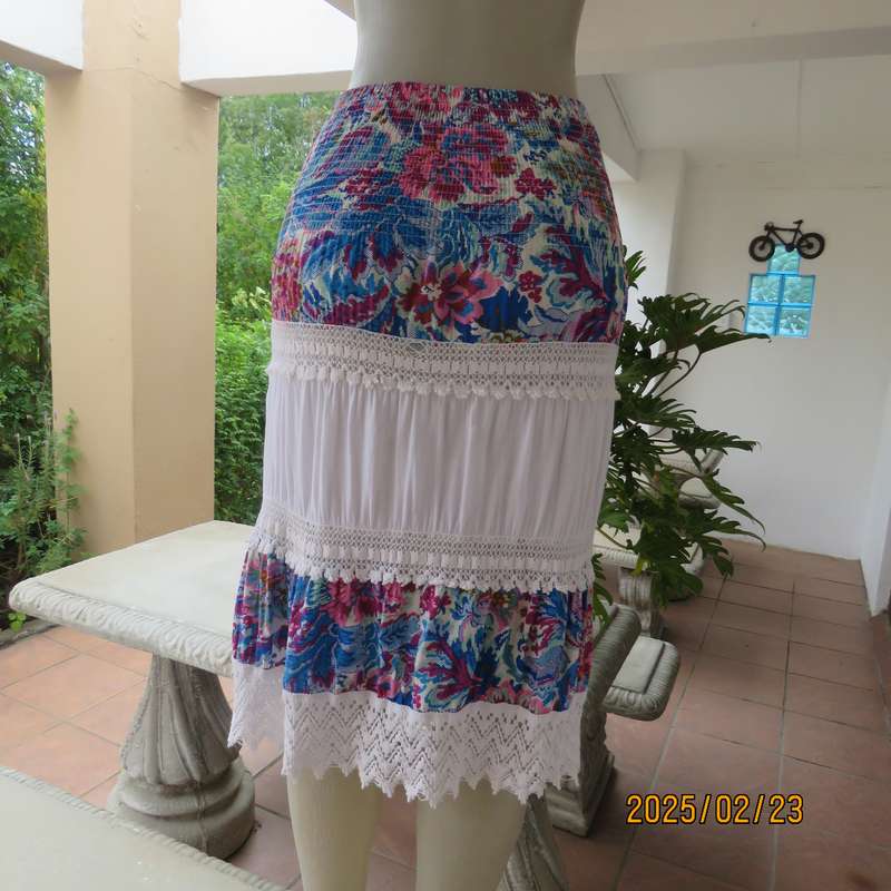 Charming tiered skirt with extra wide elasticated waist-hipline. Size 34. Bo-ho pink-blue patterned.