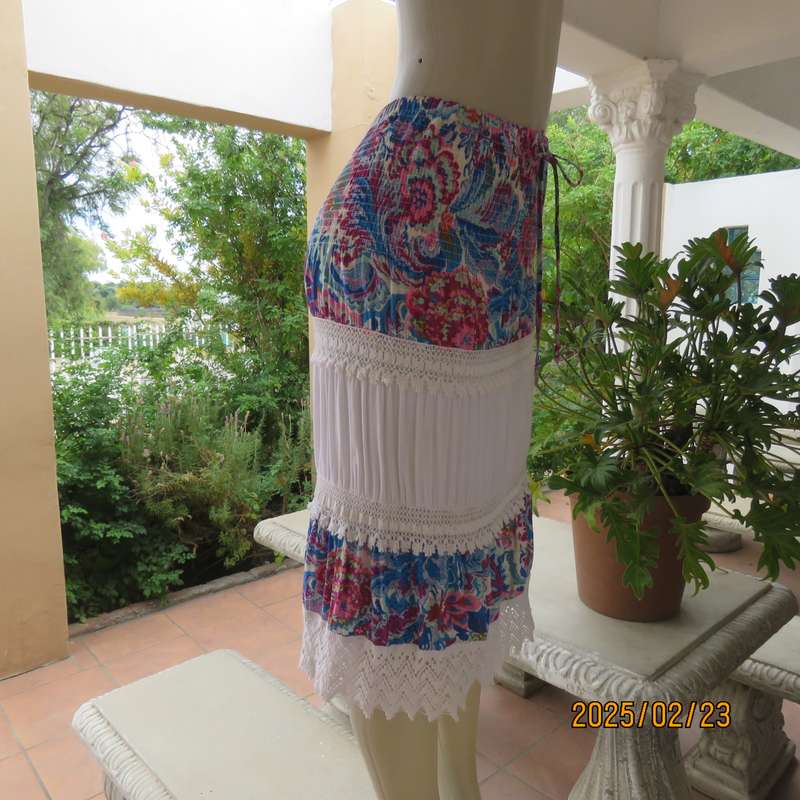 Charming tiered skirt with extra wide elasticated waist-hipline. Size 34. Bo-ho pink-blue patterned.