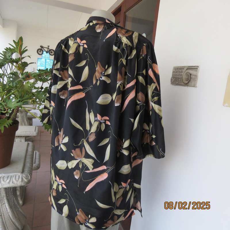 STEFFI black silky polyester loose hanging jacket with print. Padded shoulders.Size 44-46