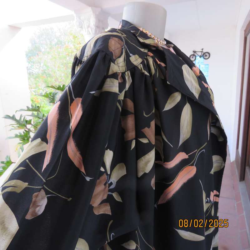 STEFFI black silky polyester loose hanging jacket with print. Padded shoulders.Size 44-46