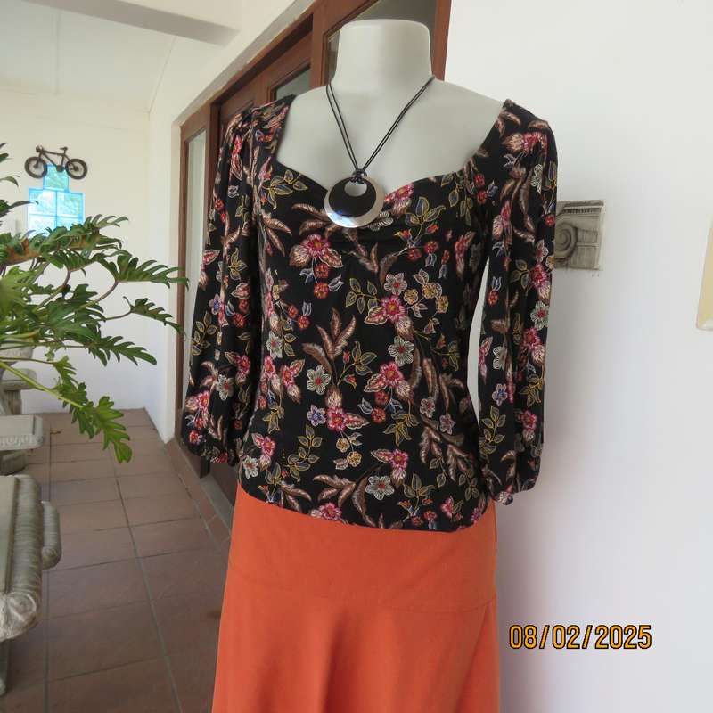 FOSHINI stretch rayon cropped slip over black floral top size 36.