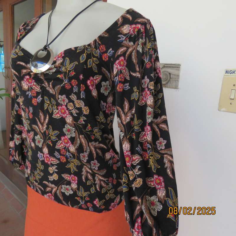 FOSHINI stretch rayon cropped slip over black floral top size 36.