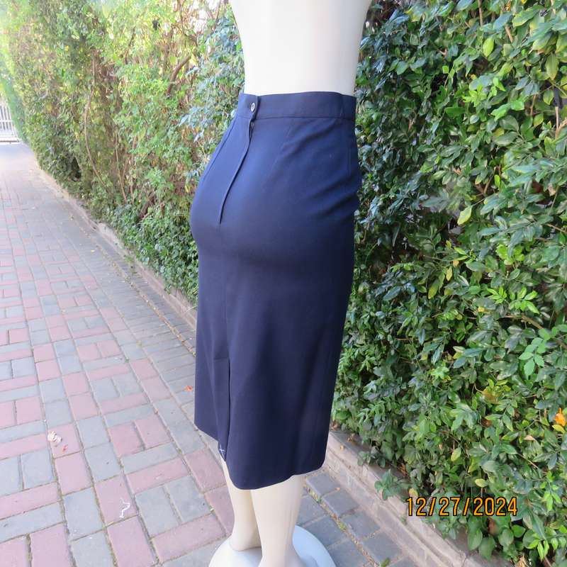Absolute best quality pure new wool navy pencil lined skirt by DAKS of LONDON. Size 34.Brand new con