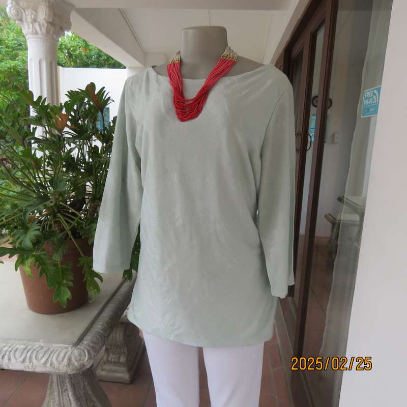 Fabulous pale mint green EXACT size 40 long sleeve slip over top in stretch textured polyester.