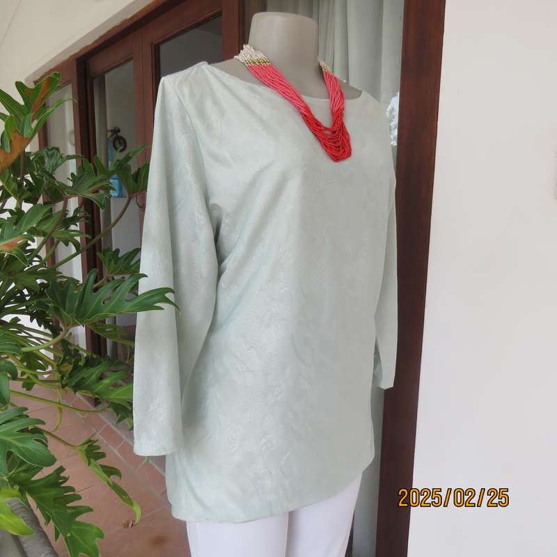 Fabulous pale mint green EXACT size 40 long sleeve slip over top in stretch textured polyester.