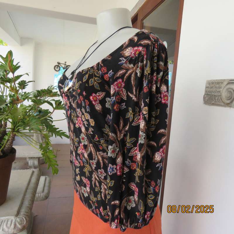 FOSHINI stretch rayon cropped slip over black floral top size 36.